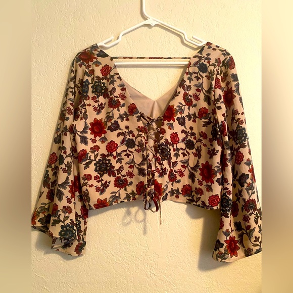 Flared sleeve shirt. Flower print, ties at the back, cropped. Forever 21 - Picture 2 of 3
